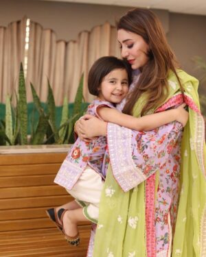 Aisha Uqbah Malik Instagram - 🌙 

Bffs 👯‍♀️ 

#eiduladha #mahnooruqbahmalik  #eeliyahfahd #faizassalon #zainabshaifi #hussainrehar #styledbylaam