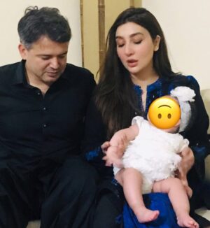 Aisha Uqbah Malik Instagram - Trying to take a picture with Mahnoor....
Pic 1- adjusting  Pic 2- still adjusting  Pic 3-Mahnoor nails it...mama fails  Pic 4-Finally we get THE ONE 5- success makes us greedy....clearly pushing it too far.... we quit 😐 #tbtomahnoorshalfbirthday #beensolazyaboutsocialmedia #willtryanddobetter