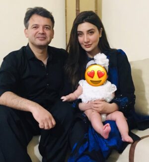Aisha Uqbah Malik Instagram - Trying to take a picture with Mahnoor....
Pic 1- adjusting  Pic 2- still adjusting  Pic 3-Mahnoor nails it...mama fails  Pic 4-Finally we get THE ONE 5- success makes us greedy....clearly pushing it too far.... we quit 😐 #tbtomahnoorshalfbirthday #beensolazyaboutsocialmedia #willtryanddobetter