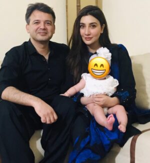 Aisha Uqbah Malik Instagram - Trying to take a picture with Mahnoor....
Pic 1- adjusting  Pic 2- still adjusting  Pic 3-Mahnoor nails it...mama fails  Pic 4-Finally we get THE ONE 5- success makes us greedy....clearly pushing it too far.... we quit 😐 #tbtomahnoorshalfbirthday #beensolazyaboutsocialmedia #willtryanddobetter