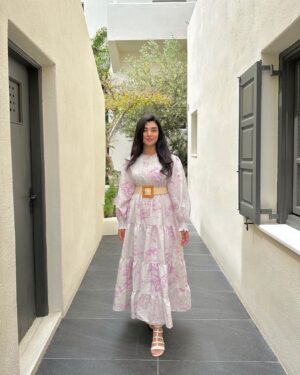 Aisha Zafar Khan Instagram - Anything is possible with sunshine and a little pink 💕👛🌸🎀
.
.
.
.
.
#santorini #instagood #travel #santorinikamari #greece #pink #belloniasvillas #goodvibes