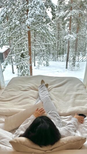 Aisha Zafar Khan Instagram - Cozy in bed, watching the snow fall over the trees ❄️🌨️🌲☃️
.
.
.
#winterwonderland #snowday #cozyvibes