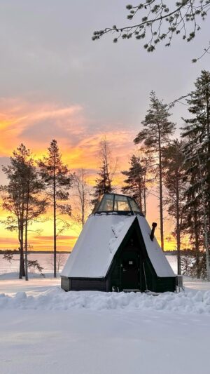 Aisha Zafar Khan Instagram - The beauty of the sunlight on snow is breathtaking ☀️❄️✨✨

#finland #lapland #beautiful #travel #nature #sunrise #wintervibes #nothernlights #aurora #camping #arcticcircle #love #igloohotel #photography #sunrise #sunset #apukkaresort #beautifuldestinations #beautifulplaces