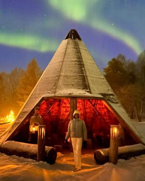 Aisha Zafar Khan Instagram - Camping under the Northern Lights💫🏕️✨
When you start to see the northern lights moving across the sky, it is difficult to explain all the emotions you feel

#finland #lapland #beautiful #travel #nature #sunrise #wintervibes #nothernlights #aurora #camping #arcticcircle #love #apukkaresort