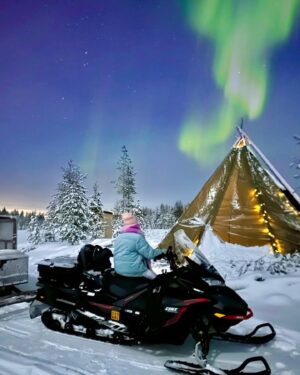 Aisha Zafar Khan Instagram - "Chasing the Northern Lights was a dream come true! ✨💚💙

.
.
.
.
#ArcticTreehouseHotel #Lapland #bucketlistexperience 
#finland #lapland #beautiful #travel #nature #wintervibes #nothernlights #aurora #arctictreehousehotel #arcticcircle #love #dreamhotel #photography #snow #magical #instagood #photooftheday #happy #travel #lifestyle 
#northernlights #auroraborealis #bucketlist