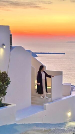 Aisha Zafar Khan Instagram - As the sun sets, painting the sky with hues of orange and pink. A moment of pure magic 🌅 
.
.
#santorini #sunset #greece #imeroviglisunset