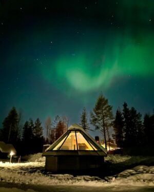 Aisha Zafar Khan Instagram - Imagine staying here under the northern lights! ❄️

Would you? 🤩 

#finland #lapland #beautiful #travel #nature #sunrise #wintervibes #nothernlights #aurora #camping #arcticcircle #love #igloohotel #photography