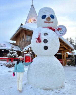 Aisha Zafar Khan Instagram - Do you want to build a snowman? ☃️ 
.
.
.
#winterwonderland #snowman #santaclausvillage #love #winter #nature #cute #arctictreehousehotel #fashion #finland #rovaniemi #arcticcircle