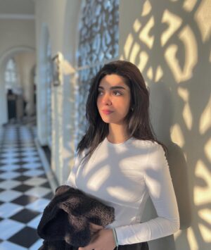 Aisha Zafar Khan Instagram - Be the light