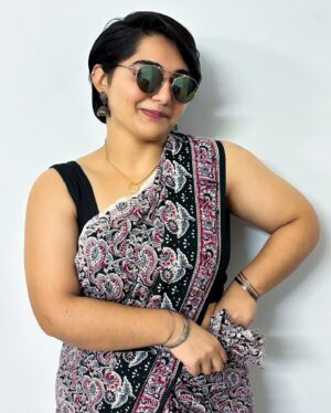 Aishwarya Murali Instagram - Uyi Amma 😉✨
.
.
.
.
.
#explorepage #explorepage✨ #explorepageready #explorefeed #explorepages #sareelove #pixiecut #shorthairstyles #shorthairstyle #chennaiponnu #chennai