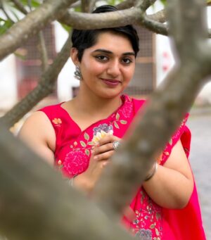 Aishwarya Murali Instagram - Sooseki Aggirava Madire Untade Naa Saami 😉🩷
.
.
.
#explorepage #explorepage✨ #sareelove #gulabi #pinksaree #pinklove #pixiecut #shorthair #shorthaircut #explorefeed #tamilponnu #chennai
