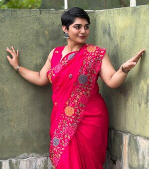 Aishwarya Murali Instagram - Sooseki Aggirava Madire Untade Naa Saami 😉🩷
.
.
.
#explorepage #explorepage✨ #sareelove #gulabi #pinksaree #pinklove #pixiecut #shorthair #shorthaircut #explorefeed #tamilponnu #chennai
