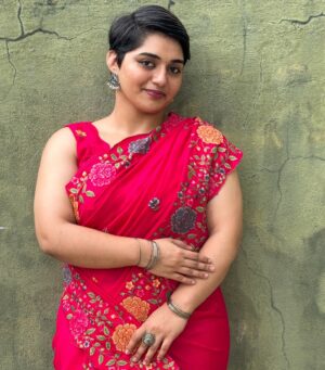Aishwarya Murali Instagram - Sooseki Aggirava Madire Untade Naa Saami 😉🩷
.
.
.
#explorepage #explorepage✨ #sareelove #gulabi #pinksaree #pinklove #pixiecut #shorthair #shorthaircut #explorefeed #tamilponnu #chennai