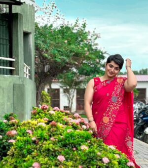 Aishwarya Murali Instagram - Sooseki Aggirava Madire Untade Naa Saami 😉🩷
.
.
.
#explorepage #explorepage✨ #sareelove #gulabi #pinksaree #pinklove #pixiecut #shorthair #shorthaircut #explorefeed #tamilponnu #chennai