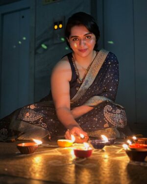 Aishwarya Murali Instagram - On the day of diyas, may the beauty of light and love brighten every corner of your life. Happy Diwali! 🪔✨ 
.
.
.
#happydiwali #diwali #diwalivibes #diyas #happydeepavali #chennai #diwalioutfit #diwalicelebration