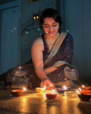 Aishwarya Murali Instagram - On the day of diyas, may the beauty of light and love brighten every corner of your life. Happy Diwali! 🪔✨ 
.
.
.
#happydiwali #diwali #diwalivibes #diyas #happydeepavali #chennai #diwalioutfit #diwalicelebration