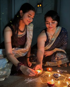Aishwarya Murali Instagram - On the day of diyas, may the beauty of light and love brighten every corner of your life. Happy Diwali! 🪔✨ 
.
.
.
#happydiwali #diwali #diwalivibes #diyas #happydeepavali #chennai #diwalioutfit #diwalicelebration
