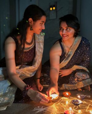 Aishwarya Murali Instagram - On the day of diyas, may the beauty of light and love brighten every corner of your life. Happy Diwali! 🪔✨ 
.
.
.
#happydiwali #diwali #diwalivibes #diyas #happydeepavali #chennai #diwalioutfit #diwalicelebration