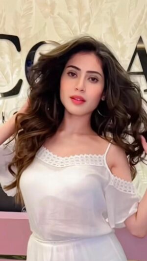 Aishwarya Raj Bhakuni Instagram - Hairgasm ✨
@ccoralsalon @podhairdressingacademy @bahuguna.pallavi 
.
#hairstyle #hair #hairtransformation #haircolor #hairoftheday #reelkarofeelkaro #reelitfeelit #trendingreels #viral #explore