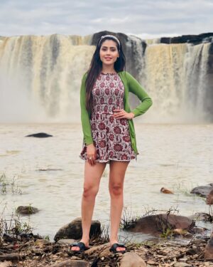 Aishwarya Raj Bhakuni Instagram - My Purest Portal to Inner peace ✨ 🧘‍♀️ 
.
#chitrkoot #chitrakootfalls #waterfall #naturelovers #nature #river #waterfalls #chitrakootwaterfall #chhattisgarh #lifestyle #travelgram #loveyourself