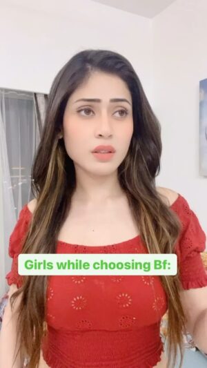 Aishwarya Raj Bhakuni Instagram - Bhuleya e Sansaar Ve🥰✨💃🏻❤️
.
#reelitfeelit #reelkarofeelkaro #trendingreels #srk #demonsalvatore #tvd #jawan #viral