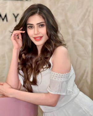 Aishwarya Raj Bhakuni Instagram - Curly hair , don’t care ✨
.
#newyear #2024 #hair #beautiful #hairgoals #picoftheday #mood #glam #selflove #trending #explore