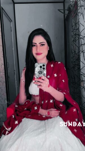 Aishwarya Raj Bhakuni Instagram - Jisse wo pyaar karta hai uske liye duniya se ladd jayega✨
.
#reelitfeelit #reelkarofeelkaro #trending #viralreels #viral #quoteoftheday #explore