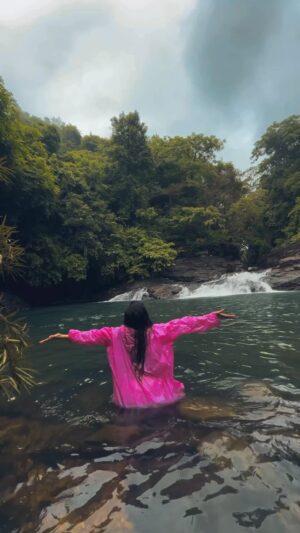 Aishwarya Raj Bhakuni Instagram - Solo trek and trip to my favourite location in monsoon 🌧️
#goa #goatrip #solotravel #solotraveller #monsoon #reelitfeelit #reelkarofeelkaro #trending #explore #travelblogger #travel