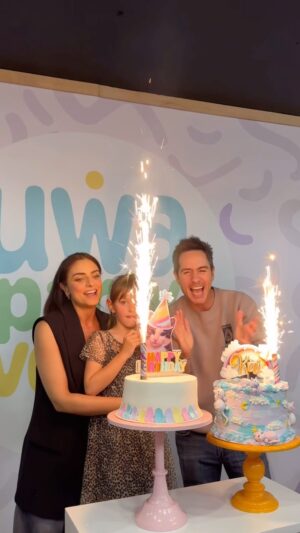 Aislinn Derbez Instagram - Ayer hicimos la fiesta de cumpleaños #7 de Kai y fue demasiado especial, la temática de gatos que ella escogió fue la sensación😹

Lo hicimos en @uwa_partyvenue porque tiene de todo para todas las edades y los niños lo amaron😻, así que si buscan un lugar en cdmx para una fiesta inolvidable, aprovechen que si mencionan este post les dan 10% de descuento! ¡100% recomendado!

Gracias también a @pingpoing.official y @canelapartystudio por sus juegos, mesa de dulces y adopción de gatitos de peluche😽😻
#HappyBirthdayKailani