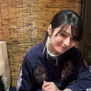 Aju Makita Instagram - ☺︎︎
いかつい上着とリボンピアス