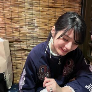 Aju Makita Instagram - ☺︎︎
いかつい上着とリボンピアス