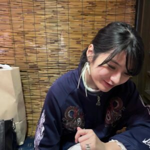 Aju Makita Instagram - ☺︎︎
いかつい上着とリボンピアス