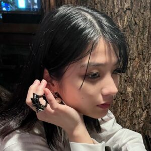 Aju Makita Instagram - ☺︎︎
いつかは挑戦したかったアーマーリング💍
意外とどんな服装にもマッチして
手元がスタイリッシュになるのでお気に入り
#viviennewestwoodjapan 
#viviennewestwood #pr
