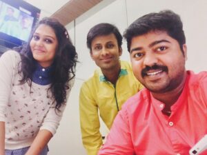Akalya Venkatesan Instagram - நான் கோர்த்த நட்சத்திரங்கள் -20

நிதம் எனக்கு பிடித்த மனிதர்கள் மற்றும் என்னை விரும்பும் மனிதர்கள் பற்றிய சிறிய அறிமுகமே இந்த நான் கோர்த்த நட்சத்திரங்கள் சீரிஸ்..

தை 1 தொடங்கி இன்றோடு 20வது எபிசோடு நிறைவடைகிறது தினமும் தொடர்ந்து எழுத முடியுமா என எனக்கெழுந்த ஐயம் நீங்கியது இன்னும் எழுதுவதற்கு ஆயிரம் பேர் இருந்தாலும் கொஞ்சம் ஃப்ரீக்குவன்ஸியை குறைத்தால் வந்து படிப்பவர்களுக்கு நேரம் கிடைக்க வாய்ப்பிருப்பதை உணர்ந்துகொள்ள முடிந்தது தினம் இல்லாவிட்டாலும் எல்லாருடைய வரவேற்பையும் பெற்ற இந்த சீரிஸை தொடரவே போகிறேன்..

அதில் இன்று முதல் சண்டே னா ரெண்டு என காம்போ நட்சத்திரங்கள் முறை அறிமுகமாக இன்றைய நட்சத்திரங்கள் ஆதித்யாவில் கடந்த பத்து வருடங்களுக்கு மேலாக கலைச்சேவை செய்துவரும் சூப்பர் ஹிட் காம்போ “மாமோய் நீங்க எங்க இருக்கீங்க” அகல்யா மற்றும் டவுட் செந்தில்🥰

இருவருமே சாதாரன மிடில்கிளாஸ் குடும்பத்தில் பிறந்து பல கனவுகளுடன் சின்னத்திரைக்கு வந்தவர்கள் தான் தொடக்கத்தில் இருந்தே விடாமுயற்சியோடு நன்கு உழைத்ததால் இருவருக்குமே பெயர் வாங்குமளவிற்கு ஹிட் ஷோ அமைந்தது சேட்டை செந்திலாக இருந்தவர் டவுட் செந்திலாகவும் ஆதித்யா அகல்யா எங்கு சென்றாலும் சொல்லுங்க ட்யுடு என்றழைக்கத்தொடங்கினர்..

இருவரின் வளர்ச்சியும் சீரியல் சினிமா என்று உயரத்தொடங்கியது அதில் தன் ஆளுமையை செலுத்தி பேக் ஸ்டேஜிலும் சிறப்பாக நல்ல ஆர்கனைசராக உருவானார் அகல்யா, டவுட்டு இப்போது நடிக்கும் சீரியலில் எளிய மக்களை சென்றடைந்திருப்பது கூடுதல் சுவாரஸ்யம்..

வேலையை தாண்டி இவர்கள் இருவரது குடும்பமும் என் குடும்பத்தில் பல வருடங்களாக பழகி குடும்ப நண்பர்களாக கொண்டாட்டங்களில் கலந்துகொண்டு சிறப்பிப்பது என்றென்றும் தனிச்சிறப்பு..

குரு மரியாதையுடன் பழகிவரும் இருவரும் கண்டிப்பாக புகழின் உச்சத்தை அடைவார்கள் என்பதே உண்மை என்றாலும் அது விரைவில் நடக்கவேண்டுமென வாழ்த்துகிறேன்..

இந்த சீரிஸ் தினம் எழுதுவதை இனி குறைத்துகொண்டாலும் என்னிடம் கேட்டுக்கொண்டவர்கள் மற்றும் கேட்காவிட்டாலும் எழுதப்படவேண்டியவர்கள் பற்றி கட்டாயமாக எழுதப்பட்டு வந்துகொண்டே இருக்கும் என உறுதியளிக்கிறேன்.. என் எழுத்துக்களையும் நினைவுகளையும் ரசிக்கும் ஆதரிக்கும் நண்பர்களுக்கும் இன்று நன்றியை தெரிவித்துக்கொள்கிறேன்..

யார் அடுத்த நட்சத்திரம்! காத்திருங்கள் 🥰

#jollyism  #jollyvasanth #naankorthanatchathirangal  #friends
