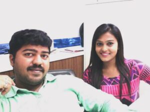 Akalya Venkatesan Instagram - நான் கோர்த்த நட்சத்திரங்கள் -20

நிதம் எனக்கு பிடித்த மனிதர்கள் மற்றும் என்னை விரும்பும் மனிதர்கள் பற்றிய சிறிய அறிமுகமே இந்த நான் கோர்த்த நட்சத்திரங்கள் சீரிஸ்..

தை 1 தொடங்கி இன்றோடு 20வது எபிசோடு நிறைவடைகிறது தினமும் தொடர்ந்து எழுத முடியுமா என எனக்கெழுந்த ஐயம் நீங்கியது இன்னும் எழுதுவதற்கு ஆயிரம் பேர் இருந்தாலும் கொஞ்சம் ஃப்ரீக்குவன்ஸியை குறைத்தால் வந்து படிப்பவர்களுக்கு நேரம் கிடைக்க வாய்ப்பிருப்பதை உணர்ந்துகொள்ள முடிந்தது தினம் இல்லாவிட்டாலும் எல்லாருடைய வரவேற்பையும் பெற்ற இந்த சீரிஸை தொடரவே போகிறேன்..

அதில் இன்று முதல் சண்டே னா ரெண்டு என காம்போ நட்சத்திரங்கள் முறை அறிமுகமாக இன்றைய நட்சத்திரங்கள் ஆதித்யாவில் கடந்த பத்து வருடங்களுக்கு மேலாக கலைச்சேவை செய்துவரும் சூப்பர் ஹிட் காம்போ “மாமோய் நீங்க எங்க இருக்கீங்க” அகல்யா மற்றும் டவுட் செந்தில்🥰

இருவருமே சாதாரன மிடில்கிளாஸ் குடும்பத்தில் பிறந்து பல கனவுகளுடன் சின்னத்திரைக்கு வந்தவர்கள் தான் தொடக்கத்தில் இருந்தே விடாமுயற்சியோடு நன்கு உழைத்ததால் இருவருக்குமே பெயர் வாங்குமளவிற்கு ஹிட் ஷோ அமைந்தது சேட்டை செந்திலாக இருந்தவர் டவுட் செந்திலாகவும் ஆதித்யா அகல்யா எங்கு சென்றாலும் சொல்லுங்க ட்யுடு என்றழைக்கத்தொடங்கினர்..

இருவரின் வளர்ச்சியும் சீரியல் சினிமா என்று உயரத்தொடங்கியது அதில் தன் ஆளுமையை செலுத்தி பேக் ஸ்டேஜிலும் சிறப்பாக நல்ல ஆர்கனைசராக உருவானார் அகல்யா, டவுட்டு இப்போது நடிக்கும் சீரியலில் எளிய மக்களை சென்றடைந்திருப்பது கூடுதல் சுவாரஸ்யம்..

வேலையை தாண்டி இவர்கள் இருவரது குடும்பமும் என் குடும்பத்தில் பல வருடங்களாக பழகி குடும்ப நண்பர்களாக கொண்டாட்டங்களில் கலந்துகொண்டு சிறப்பிப்பது என்றென்றும் தனிச்சிறப்பு..

குரு மரியாதையுடன் பழகிவரும் இருவரும் கண்டிப்பாக புகழின் உச்சத்தை அடைவார்கள் என்பதே உண்மை என்றாலும் அது விரைவில் நடக்கவேண்டுமென வாழ்த்துகிறேன்..

இந்த சீரிஸ் தினம் எழுதுவதை இனி குறைத்துகொண்டாலும் என்னிடம் கேட்டுக்கொண்டவர்கள் மற்றும் கேட்காவிட்டாலும் எழுதப்படவேண்டியவர்கள் பற்றி கட்டாயமாக எழுதப்பட்டு வந்துகொண்டே இருக்கும் என உறுதியளிக்கிறேன்.. என் எழுத்துக்களையும் நினைவுகளையும் ரசிக்கும் ஆதரிக்கும் நண்பர்களுக்கும் இன்று நன்றியை தெரிவித்துக்கொள்கிறேன்..

யார் அடுத்த நட்சத்திரம்! காத்திருங்கள் 🥰

#jollyism  #jollyvasanth #naankorthanatchathirangal  #friends