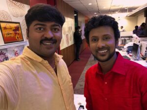 Akalya Venkatesan Instagram - நான் கோர்த்த நட்சத்திரங்கள் -20

நிதம் எனக்கு பிடித்த மனிதர்கள் மற்றும் என்னை விரும்பும் மனிதர்கள் பற்றிய சிறிய அறிமுகமே இந்த நான் கோர்த்த நட்சத்திரங்கள் சீரிஸ்..

தை 1 தொடங்கி இன்றோடு 20வது எபிசோடு நிறைவடைகிறது தினமும் தொடர்ந்து எழுத முடியுமா என எனக்கெழுந்த ஐயம் நீங்கியது இன்னும் எழுதுவதற்கு ஆயிரம் பேர் இருந்தாலும் கொஞ்சம் ஃப்ரீக்குவன்ஸியை குறைத்தால் வந்து படிப்பவர்களுக்கு நேரம் கிடைக்க வாய்ப்பிருப்பதை உணர்ந்துகொள்ள முடிந்தது தினம் இல்லாவிட்டாலும் எல்லாருடைய வரவேற்பையும் பெற்ற இந்த சீரிஸை தொடரவே போகிறேன்..

அதில் இன்று முதல் சண்டே னா ரெண்டு என காம்போ நட்சத்திரங்கள் முறை அறிமுகமாக இன்றைய நட்சத்திரங்கள் ஆதித்யாவில் கடந்த பத்து வருடங்களுக்கு மேலாக கலைச்சேவை செய்துவரும் சூப்பர் ஹிட் காம்போ “மாமோய் நீங்க எங்க இருக்கீங்க” அகல்யா மற்றும் டவுட் செந்தில்🥰

இருவருமே சாதாரன மிடில்கிளாஸ் குடும்பத்தில் பிறந்து பல கனவுகளுடன் சின்னத்திரைக்கு வந்தவர்கள் தான் தொடக்கத்தில் இருந்தே விடாமுயற்சியோடு நன்கு உழைத்ததால் இருவருக்குமே பெயர் வாங்குமளவிற்கு ஹிட் ஷோ அமைந்தது சேட்டை செந்திலாக இருந்தவர் டவுட் செந்திலாகவும் ஆதித்யா அகல்யா எங்கு சென்றாலும் சொல்லுங்க ட்யுடு என்றழைக்கத்தொடங்கினர்..

இருவரின் வளர்ச்சியும் சீரியல் சினிமா என்று உயரத்தொடங்கியது அதில் தன் ஆளுமையை செலுத்தி பேக் ஸ்டேஜிலும் சிறப்பாக நல்ல ஆர்கனைசராக உருவானார் அகல்யா, டவுட்டு இப்போது நடிக்கும் சீரியலில் எளிய மக்களை சென்றடைந்திருப்பது கூடுதல் சுவாரஸ்யம்..

வேலையை தாண்டி இவர்கள் இருவரது குடும்பமும் என் குடும்பத்தில் பல வருடங்களாக பழகி குடும்ப நண்பர்களாக கொண்டாட்டங்களில் கலந்துகொண்டு சிறப்பிப்பது என்றென்றும் தனிச்சிறப்பு..

குரு மரியாதையுடன் பழகிவரும் இருவரும் கண்டிப்பாக புகழின் உச்சத்தை அடைவார்கள் என்பதே உண்மை என்றாலும் அது விரைவில் நடக்கவேண்டுமென வாழ்த்துகிறேன்..

இந்த சீரிஸ் தினம் எழுதுவதை இனி குறைத்துகொண்டாலும் என்னிடம் கேட்டுக்கொண்டவர்கள் மற்றும் கேட்காவிட்டாலும் எழுதப்படவேண்டியவர்கள் பற்றி கட்டாயமாக எழுதப்பட்டு வந்துகொண்டே இருக்கும் என உறுதியளிக்கிறேன்.. என் எழுத்துக்களையும் நினைவுகளையும் ரசிக்கும் ஆதரிக்கும் நண்பர்களுக்கும் இன்று நன்றியை தெரிவித்துக்கொள்கிறேன்..

யார் அடுத்த நட்சத்திரம்! காத்திருங்கள் 🥰

#jollyism  #jollyvasanth #naankorthanatchathirangal  #friends