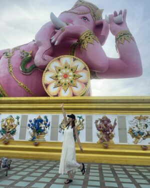 Akane Takiyama Instagram - 去年のお話になりますが、タイに旅行へ行ってました🇹🇭

大はしゃぎして本当に楽しかった〜
楽しいことが同じお友達がいるって幸せ。

私が仕事バタバタで予約周り何もできなかったので2人のおかげで楽しめました。ゆい、しおんありがとう❤️‍🔥

(露出がダメで赤い布を貸していただいた1枚目。
赤が映えてお気に入り。笑)