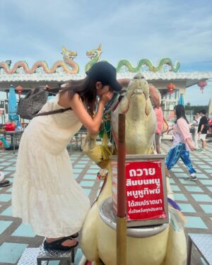 Akane Takiyama Instagram - 去年のお話になりますが、タイに旅行へ行ってました🇹🇭

大はしゃぎして本当に楽しかった〜
楽しいことが同じお友達がいるって幸せ。

私が仕事バタバタで予約周り何もできなかったので2人のおかげで楽しめました。ゆい、しおんありがとう❤️‍🔥

(露出がダメで赤い布を貸していただいた1枚目。
赤が映えてお気に入り。笑)