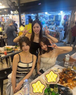 Akane Takiyama Instagram - 去年のお話になりますが、タイに旅行へ行ってました🇹🇭

大はしゃぎして本当に楽しかった〜
楽しいことが同じお友達がいるって幸せ。

私が仕事バタバタで予約周り何もできなかったので2人のおかげで楽しめました。ゆい、しおんありがとう❤️‍🔥

(露出がダメで赤い布を貸していただいた1枚目。
赤が映えてお気に入り。笑)