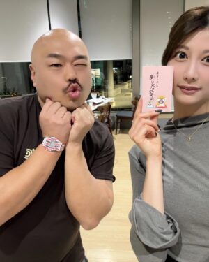 Akane Takiyama Instagram - 今夜はクロクルパレット🎨担当です！
19時から生放送始まります、コメントもお待ちしてます🤲

今年もクロちゃんからお年玉いただいちゃいました🙇