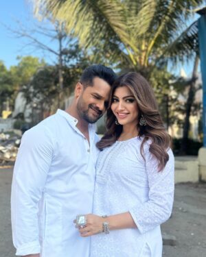 Akanksha Puri Instagram - Your Favourite Jodi is back 🤩❤️
.
.
#comingsoon #newshoot #AK #khesharilalyadav #akankshapuri #❤️ 
@khesari_yadav