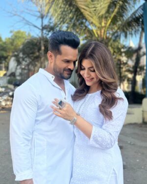 Akanksha Puri Instagram - Your Favourite Jodi is back 🤩❤️
.
.
#comingsoon #newshoot #AK #khesharilalyadav #akankshapuri #❤️ 
@khesari_yadav