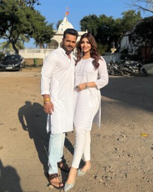 Akanksha Puri Instagram - Your Favourite Jodi is back 🤩❤️
.
.
#comingsoon #newshoot #AK #khesharilalyadav #akankshapuri #❤️ 
@khesari_yadav