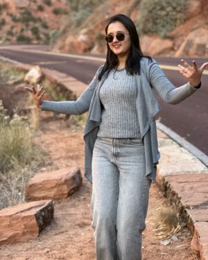Akhila Pajimannu Instagram - ✨✨

#akhilapajimannu #singer #roadtrip #2024 #instagram #instapost
