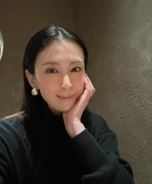 Akiko Hinagata Instagram - 2025年もはじまりましたね
今年も家族でのんびりホテルで過ごしたり
美味しいご飯を食べたり
好きな事しながら始まりました
皆さまも笑顔溢れる一年になりますように
今年もどうぞよろしくお願いいたします！
#2025