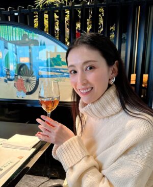Akiko Hinagata Instagram - ワインのようにカッコつけて持っているのは
とても香りの良い烏龍茶
#烏龍茶は奥が深い