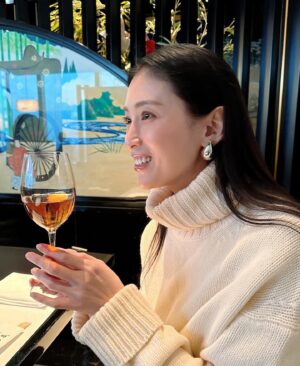 Akiko Hinagata Instagram - ワインのようにカッコつけて持っているのは
とても香りの良い烏龍茶
#烏龍茶は奥が深い