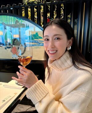 Akiko Hinagata Instagram - ワインのようにカッコつけて持っているのは
とても香りの良い烏龍茶
#烏龍茶は奥が深い