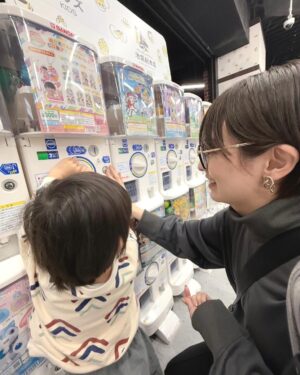 Akina Minami Instagram - おかあさんといっしょのガシャポン✨
お兄さんお姉さんの実写🤩‼︎絶対欲しい‼︎と、なり（私が）
行ってきました👍🏻
無事コンプリート出来たよ🥳

初めてサンシャインシティにあるガシャポンデパート行ったけど、種類の多さにビックリ😳✨

＊12月末のお話なので、このガシャポンはもう品切れ⁇販売終了⁇しているかもです🙇🏻‍♀️

#おかあさんといっしょ