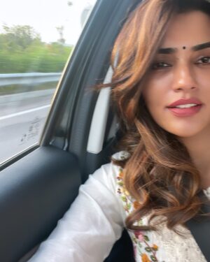 Akshara Gowda Instagram - Anbe sugama ? Azhage sugama ? ❤️🥰 

 #aksharagowda #stylishtamilachi #aksharagowdabikki #stylishtamizhachi 
#mumbai #hyderabad #chennai 

#pregnant #pregnancy #momtobe #babyontheway #babyonboard #expecting #bunintheoven #novemberbaby #parenthood #newmom #newmum #newparents #parentingjourney #skincare #music 

PS : I told you he has best taste in music 🎵 @fatheroffloki ❤️
